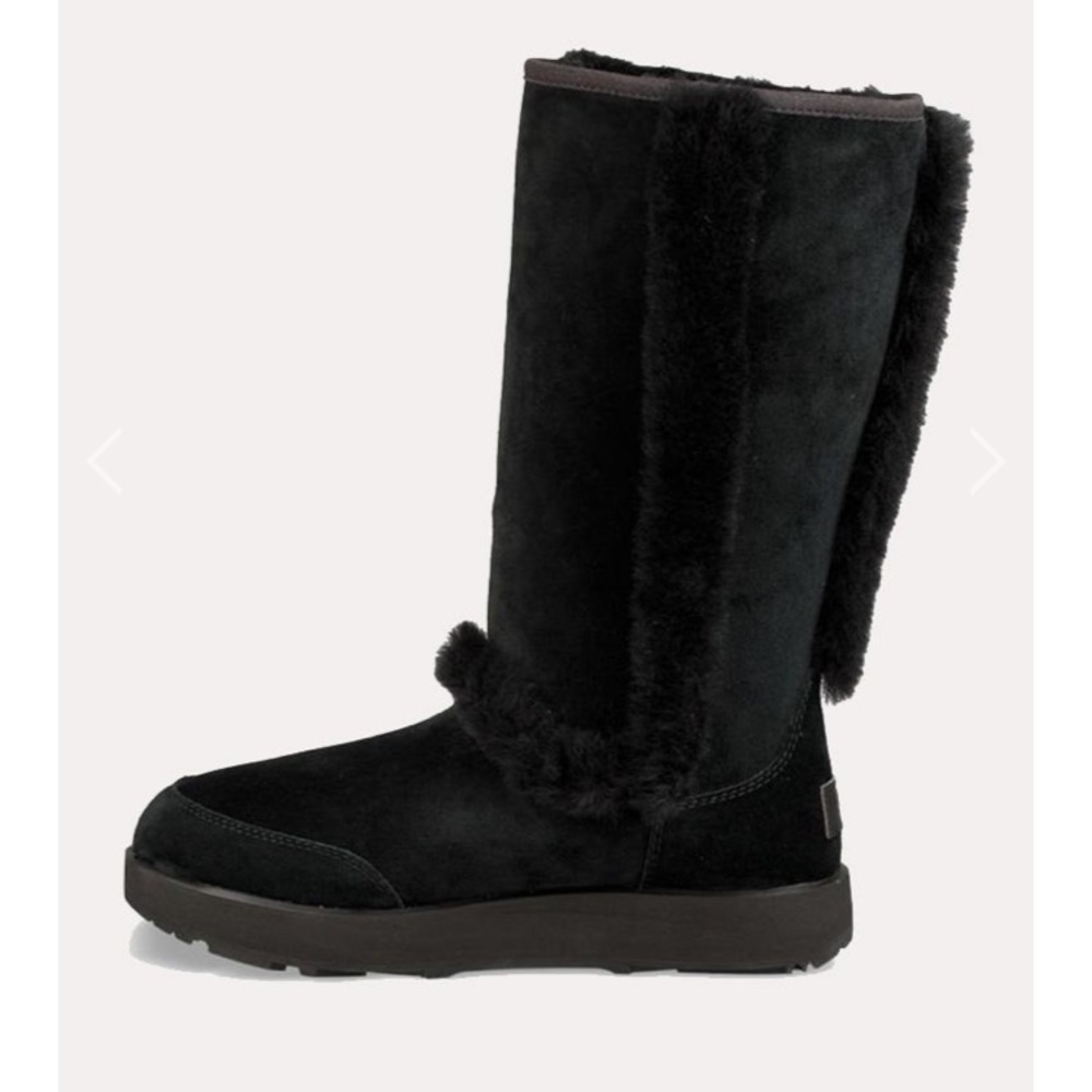UGG women’s Sundance waterproof winter boots size 6